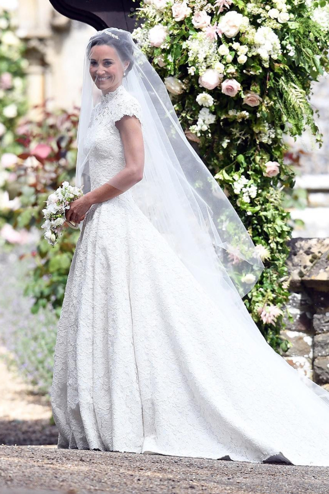 ����� �������� � ��������� ������ Giles Deacon Couture �� ��������� � �������� �������� ���� � �������� ������