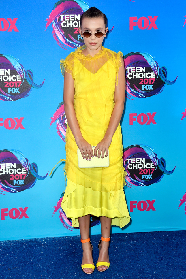 ����� ����� ����� � ������ Kenzo, ������ Pierre Hardy, ���������� � ����� Chrome Hearts � � ������ Judith Leiber �� ��������� Teen Choice Awards 2017